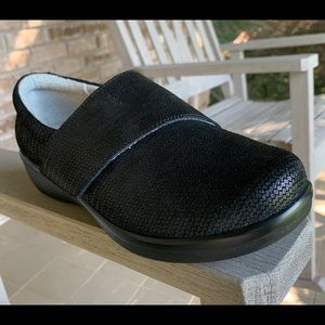 NIB Alegria Lauryn Metallic Black Weave shoes